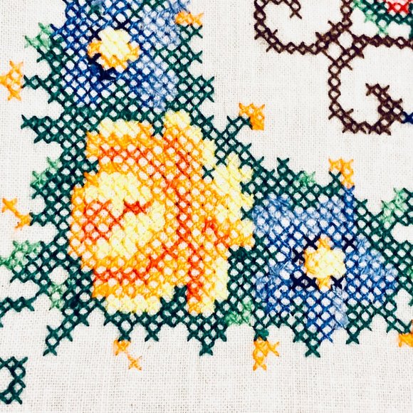 🌸 Vintage Hand-Embroidery Cross-Stitch Tablecloth from Poland - Picture 9 of 9